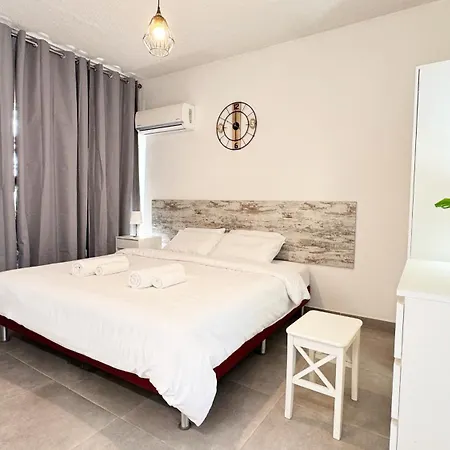Seaside Makenzie- 50m To Апартаменти Ларнака