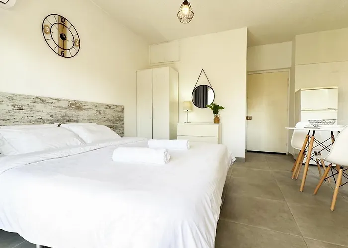 Seaside Makenzie- 50m To *