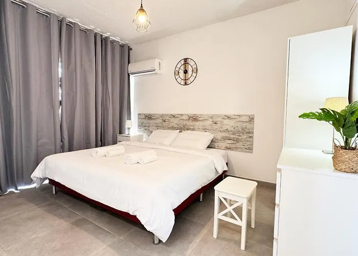 Seaside Makenzie- 50m To Апартаменты Ларнака