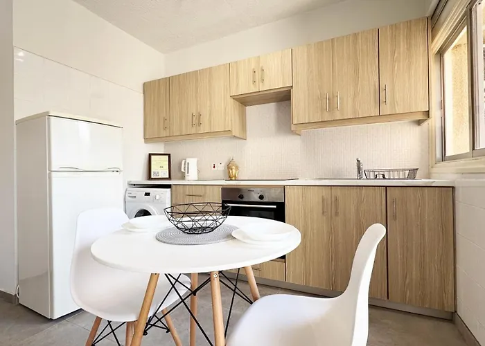 Seaside Makenzie- 50m To Ларнака